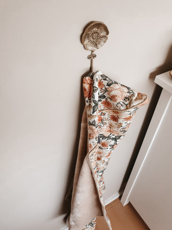 Wikkeldeken - Boho flower katoen met velvet binnenkant - nude - 75x75 cm