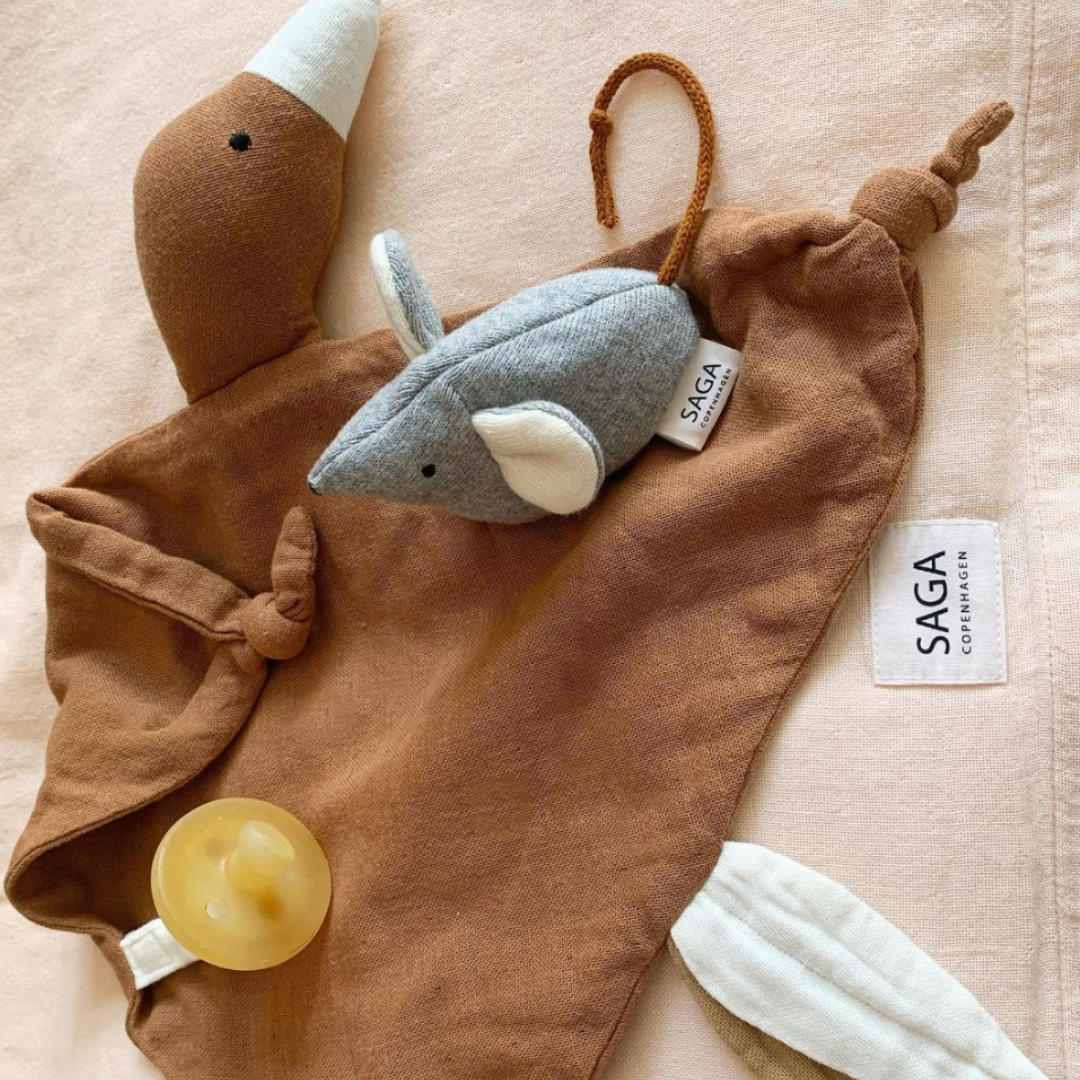 Knuffeldoek XL - gans Bliki - Amandel - Saga Copenhagen